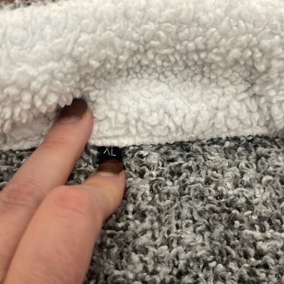 Gray and white fuzzy fleece half zip sweater size xl - Picture 4 of 7